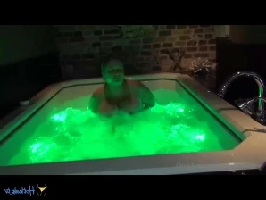 Hotmarijke - Met blote kut op straat 