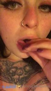 Gatitajavilun - Me gusta echarme cremita y oler rico Me quieres oler 