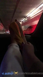 Kissabletoess - You roll over and this is the 1st thing you see what