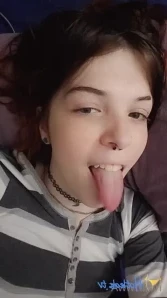 Awwtumdabottom - Do you like seeing my clit locked up