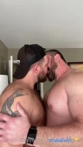 Squatgnat - gloomybark getting face humped