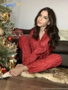 Cuteherminie - pretends that it stares at something
