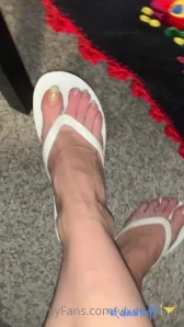 Vixenarches - Work at home under the table tease Should I make a video part 1