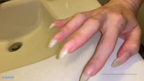 Vixenarches - Tapping and scratching with long bare toenails part 1