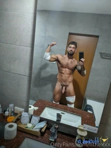 Fitscottflex - Lockeroom selfies Swipe for cock out