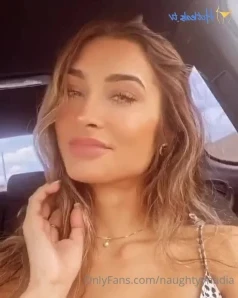 Sophisummers - misshannahnicoleee wants to suck your cock She s FREE