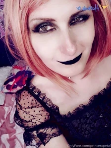Princesspetal - Having some trouble lacing my corset and getting it