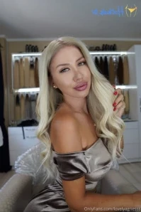 Moniquebaee - Would you rather sleep in between my tits baby