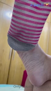 Juliette_rj - A BBC right under my feet Um pau preto gostoso debaixo
