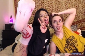 Comfyqueen - You re not the only one lurking around in the shadows