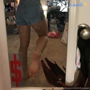 Comfyqueen - Actin a fool Image taken by mxminxtease