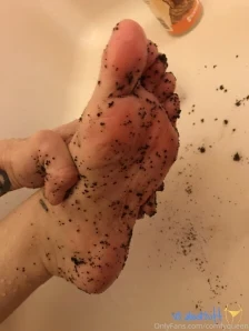 Comfyqueen - Wouldn t you like to be between my toes