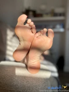 Footjobsandfeet - Do you want me to tease you in my sexy heels and