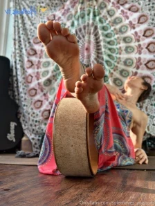 Solemoves_yogitoes - Just a bit of oily toes in between toes