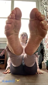 Solemoves_yogitoes - Happy Hump Day Mmmm these soles and toes are HOT