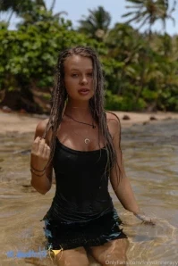 Freyaannerayy - golden shower vibes