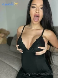 Almablack - Hey daddy I m online and horny I want to sext hard Find me