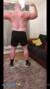 Strongdickie - Naked deadlifts and flexing 