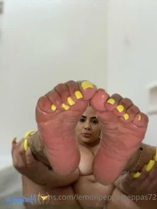 Lemonpeppasteppas72 - Quick toe worship and a little bit of spit