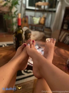 Tinygypsyfeet - Bitches feat K8sweetfeet