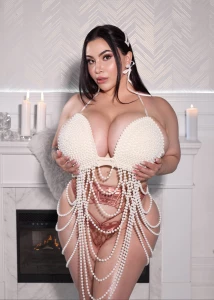 Korina Kova Living with Gigantomastia 🍒