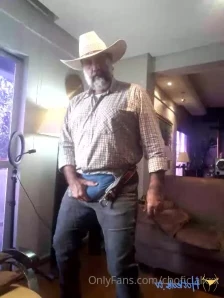 Cboficialxxx - COWBOY CAVALÃO NO CAMPO MOSTRA SEU CORPÃO SUADO