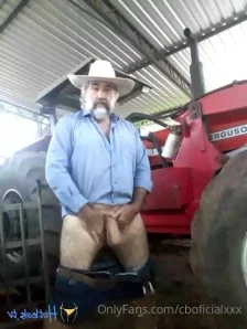 Cboficialxxx - COWBOY CAVALAO ACORDOU JA SENTINDO O CHEIRAO GOSTOSO