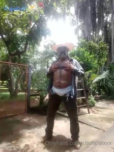 Cboficialxxx - COWBOY CAVALAO DESPERTANDO NO CAMPO VEM CAIR DE BOCA 