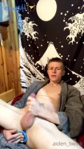 Aiden_twink - My cock is massive rn