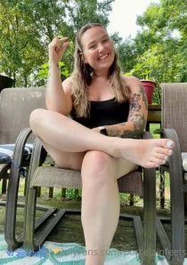 Porcelainfeets - Serious face crossed soles