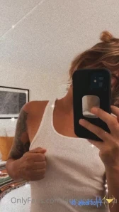 Ariellescarcella - Excuse me my eyes are up here