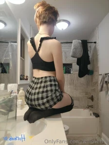 Willow.trie - Just a little fooling around 2 5 min of my petite ass part 2
